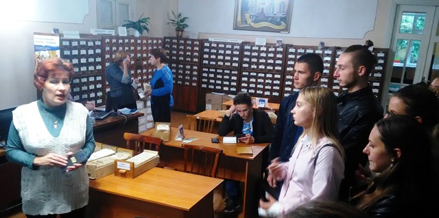 Під час екскурсії у кімнаті каталогів.